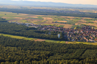 Vue aérienne de Panorama de la ville depuis le sud à Hatzenbühl dans le département Rhénanie-Palatinat, Allemagne