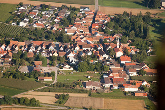 Vue aérienne de Oberdorfstraße avec église protestante à le quartier Mühlhofen in Billigheim-Ingenheim dans le département Rhénanie-Palatinat, Allemagne