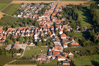 Vue aérienne de Oberdorfstraße avec église protestante à le quartier Mühlhofen in Billigheim-Ingenheim dans le département Rhénanie-Palatinat, Allemagne
