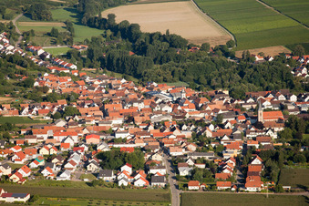 Vue aérienne de De l'est à le quartier Ingenheim in Billigheim-Ingenheim dans le département Rhénanie-Palatinat, Allemagne