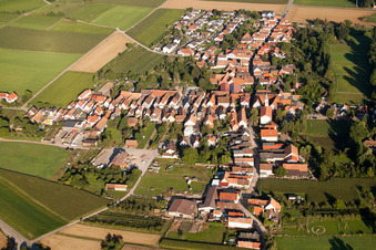 Photographie aérienne de Oberdorfstraße avec église protestante à le quartier Mühlhofen in Billigheim-Ingenheim dans le département Rhénanie-Palatinat, Allemagne