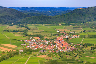 Vue aérienne de Vue du village depuis l'est à Göcklingen dans le département Rhénanie-Palatinat, Allemagne