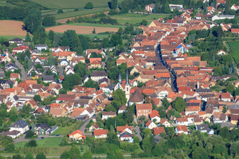 Vue aérienne de Rue principale vue de l'est à Göcklingen dans le département Rhénanie-Palatinat, Allemagne
