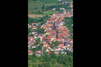 Photographie aérienne de Rue principale vue de l'est à Göcklingen dans le département Rhénanie-Palatinat, Allemagne