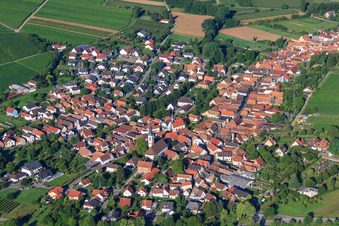 Vue aérienne de Vue du village depuis le nord-est à Göcklingen dans le département Rhénanie-Palatinat, Allemagne