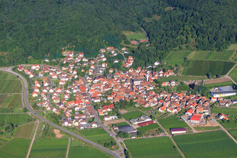 Vue aérienne de Village viticole de l'est à Eschbach dans le département Rhénanie-Palatinat, Allemagne