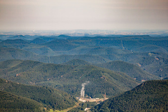 Vue aérienne de Vue au-delà de Landstuhl à le quartier Sarnstall in Annweiler am Trifels dans le département Rhénanie-Palatinat, Allemagne