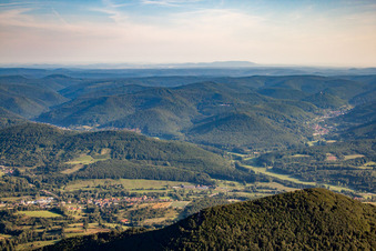 Vue aérienne de Vue sur le Donnersberg à le quartier Queichhambach in Annweiler am Trifels dans le département Rhénanie-Palatinat, Allemagne
