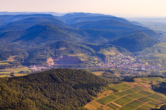 Vue aérienne de Vue de la ville depuis le sud à Albersweiler dans le département Rhénanie-Palatinat, Allemagne