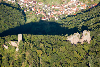 Vue aérienne de Ruines du château Jungturm et 'Scharfeneck(Münz) à Leinsweiler dans le département Rhénanie-Palatinat, Allemagne