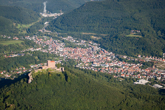 Vue d'oiseau de Château de Trifels à Annweiler am Trifels dans le département Rhénanie-Palatinat, Allemagne