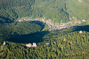 Vue aérienne de Ruines du château Anebos, Jungturm et 'Scharfeneck(Münz) à le quartier Bindersbach in Annweiler am Trifels dans le département Rhénanie-Palatinat, Allemagne
