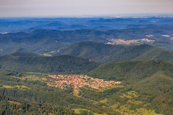 Vue aérienne de Village de la forêt du Palatinat vu de l'est à Wernersberg dans le département Rhénanie-Palatinat, Allemagne