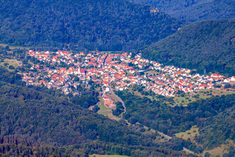 Vue aérienne de Village de la forêt du Palatinat vu de l'est à Wernersberg dans le département Rhénanie-Palatinat, Allemagne
