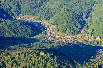 Vue aérienne de Vue depuis l'est, depuis les ruines de Münz, sur le village à le quartier Bindersbach in Annweiler am Trifels dans le département Rhénanie-Palatinat, Allemagne