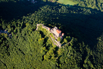 Vue aérienne de Complexe du château du Reichsburg Trifels entouré de forêt à Annweiler am Trifels dans le département Rhénanie-Palatinat, Allemagne