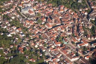 Vue aérienne de Vue des rues et des maisons dans les quartiers résidentiels à Annweiler am Trifels dans le département Rhénanie-Palatinat, Allemagne