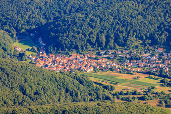 Vue aérienne de Village de la forêt du Palatinat vu du sud à le quartier Gräfenhausen in Annweiler am Trifels dans le département Rhénanie-Palatinat, Allemagne