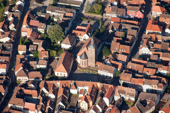 Vue oblique de Vue des rues et des maisons dans les quartiers résidentiels à Annweiler am Trifels dans le département Rhénanie-Palatinat, Allemagne