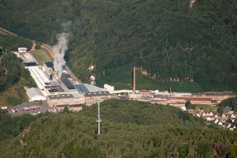 Vue aérienne de Kartonfabrik Buchmann GmbH à le quartier Sarnstall in Annweiler am Trifels dans le département Rhénanie-Palatinat, Allemagne