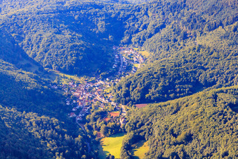 Vue aérienne de Du nord à le quartier Bindersbach in Annweiler am Trifels dans le département Rhénanie-Palatinat, Allemagne