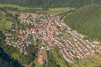 Vue aérienne de Vue sur le village à Wernersberg dans le département Rhénanie-Palatinat, Allemagne