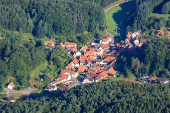 Vue aérienne de Village de la forêt du Palatinat vu du sud-est à Darstein dans le département Rhénanie-Palatinat, Allemagne
