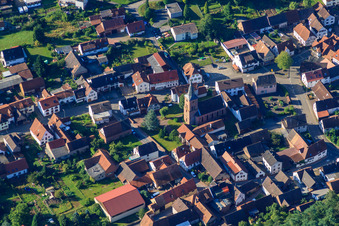 Vue aérienne de Église Vorderweidenthal à Vorderweidenthal dans le département Rhénanie-Palatinat, Allemagne