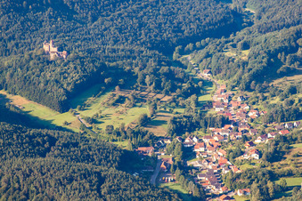 Vue aérienne de Château de Berwartstein à Erlenbach bei Dahn dans le département Rhénanie-Palatinat, Allemagne