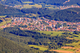 Vue aérienne de Village de la forêt du Palatinat vu du sud-est à Busenberg dans le département Rhénanie-Palatinat, Allemagne