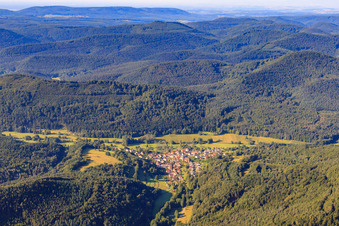 Vue aérienne de Village du Wieslautertal vu du nord à Niederschlettenbach dans le département Rhénanie-Palatinat, Allemagne
