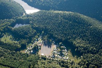 Vue aérienne de Camping nature « Am Berwartstein » au Seehofweiher à Erlenbach bei Dahn dans le département Rhénanie-Palatinat, Allemagne