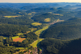 Vue aérienne de Village dans l'Erlenbachtal vu du sud à Vorderweidenthal dans le département Rhénanie-Palatinat, Allemagne