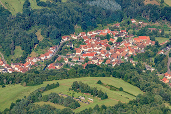 Vue aérienne de Village dans le Wieslautertal vu de l'est à Bundenthal dans le département Rhénanie-Palatinat, Allemagne