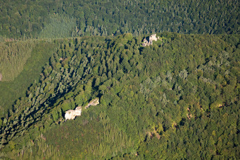 Vue aérienne de Ruines du château à Lembach dans le département Bas Rhin, France
