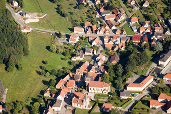 Vue aérienne de Deux églises au centre du village à Climbach dans le département Bas Rhin, France