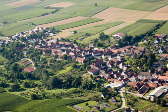 Oberhoffen-lès-Wissembourg dans le département Bas Rhin, France du point de vue du drone