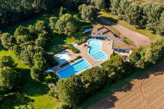 Vue aérienne de Piscine de la piscine extérieure Waldfreibad à Steinfeld dans le département Rhénanie-Palatinat, Allemagne