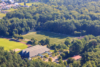 Vue aérienne de TUS 08 nouveau terrain en gazon synthétique à le quartier Schaidt in Wörth am Rhein dans le département Rhénanie-Palatinat, Allemagne