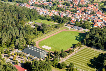Vue aérienne de Terrain de sport - terrain de football TUS 08 Schaidt à le quartier Schaidt in Wörth am Rhein dans le département Rhénanie-Palatinat, Allemagne