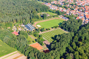TUS 08 nouveau terrain en gazon synthétique à le quartier Schaidt in Wörth am Rhein dans le département Rhénanie-Palatinat, Allemagne vue d'en haut