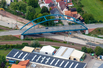 Vue aérienne de Nouvelle construction de la structure du pont ferroviaire pour le tracé de la Hans-Martin-Schleyer-Straße au-dessus des voies ferrées à Wörth am Rhein dans le département Rhénanie-Palatinat, Allemagne