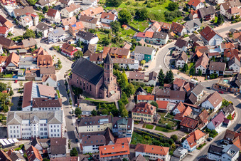 Vue aérienne de Église Saint-Cyriaque dans le centre historique à Malsch dans le département Bade-Wurtemberg, Allemagne