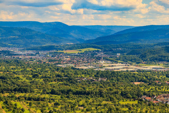 Vue aérienne de Vue de la ville dans la vallée de la Murg depuis l'ouest à le quartier Bad Rotenfels in Gaggenau dans le département Bade-Wurtemberg, Allemagne