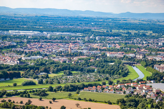 Vue aérienne de Cours de la rivière Murg et complexe de jardins familiaux de Schwalbenrain à Rastatt dans le département Bade-Wurtemberg, Allemagne