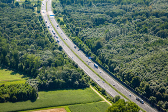 Vue aérienne de Route A5 à Rastatt à le quartier Niederbühl in Rastatt dans le département Bade-Wurtemberg, Allemagne