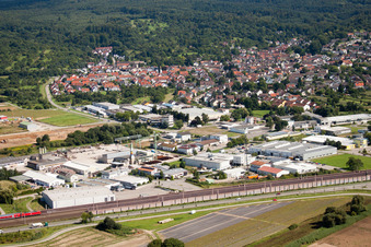 Vue aérienne de Zone commerciale à le quartier Haueneberstein in Baden-Baden dans le département Bade-Wurtemberg, Allemagne