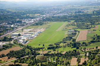 Vue aérienne de Zone de vol à voile de l'aérodrome du Bade-Wurtemberg à le quartier Oos in Baden-Baden dans le département Bade-Wurtemberg, Allemagne