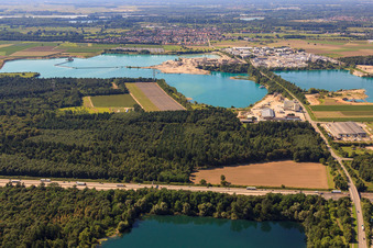 Vue aérienne de Peterbeton à la gravière depuis l'est à le quartier Sandweier in Baden-Baden dans le département Bade-Wurtemberg, Allemagne