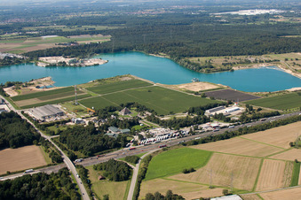 Vue aérienne de Piscine extérieure / lido de Kühlsee Sandweier à le quartier Sandweier in Baden-Baden dans le département Bade-Wurtemberg, Allemagne